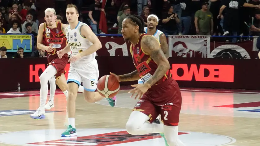 Rodney McGruder in azione durante la sfida vinta con Cremona al Taliercio (Foto Porcile)