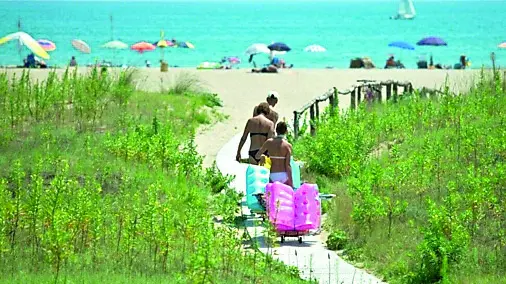 Turisti mentre si dirigono in spiaggia a Cavallino