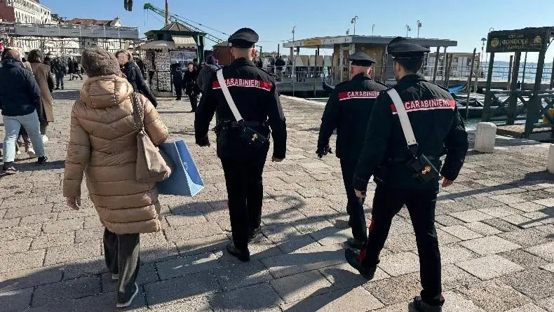 Una pattuglia dei carabineri in servizo antiborseggio