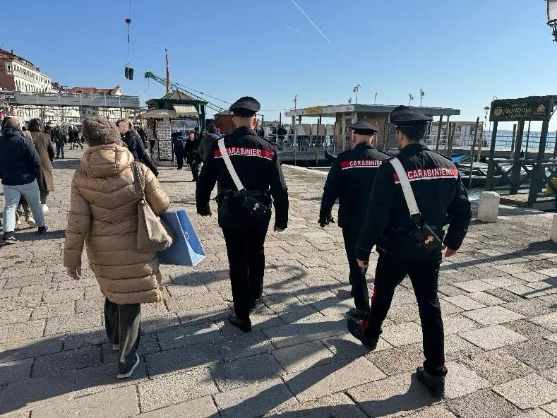 Una pattuglia dei carabineri in servizo antiborseggio
