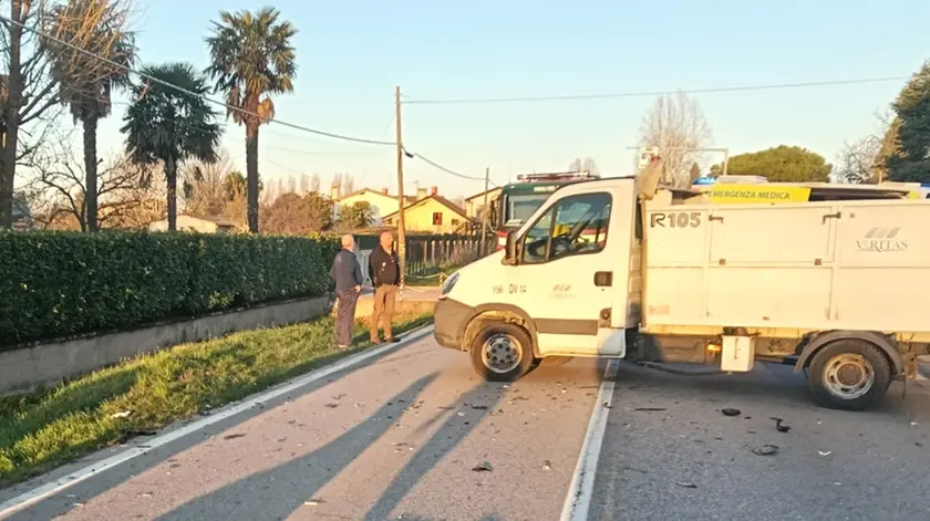 Il camioncino che si è scontrato con l'auto