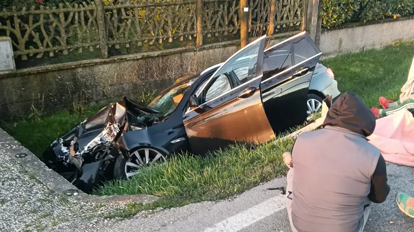 L'auto finita nel fosso