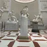 Le tre opere in dialogo alla Gypsotheca di Possagno: al centro la Testa di Teseo, più indietro a sinistra il gesso del gruppo di Teseo e il Minotauro, a destra il modellino in gesso