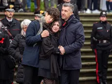Elena Cecchettin al centro, il giorno del funerale di Giulia, assieme al fratello Davide e al papà Gino