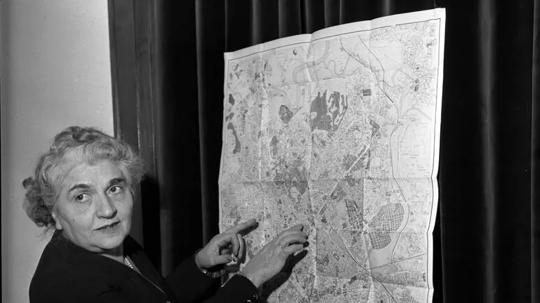 In foto la senatrice Lina Merlin. Con una legge che porta il suo nome, nel 1958 venne abolita la regolamentazione della prostituzione, chiudendo le case di tolleranza e introducendo i reati di sfruttamento e favoreggiamento della prostituzione