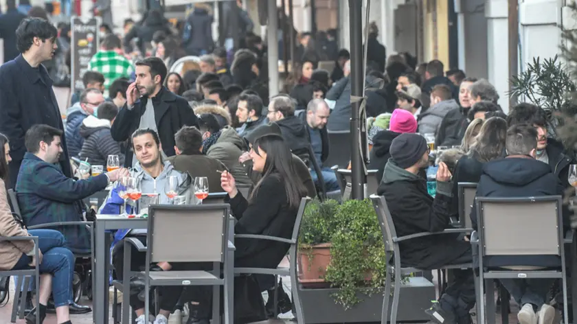Plateatici pieni di gente nel centro di Mestre