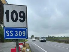 Tra sorpassi azzardati e file di Tir, il reportage dalla statale Romea