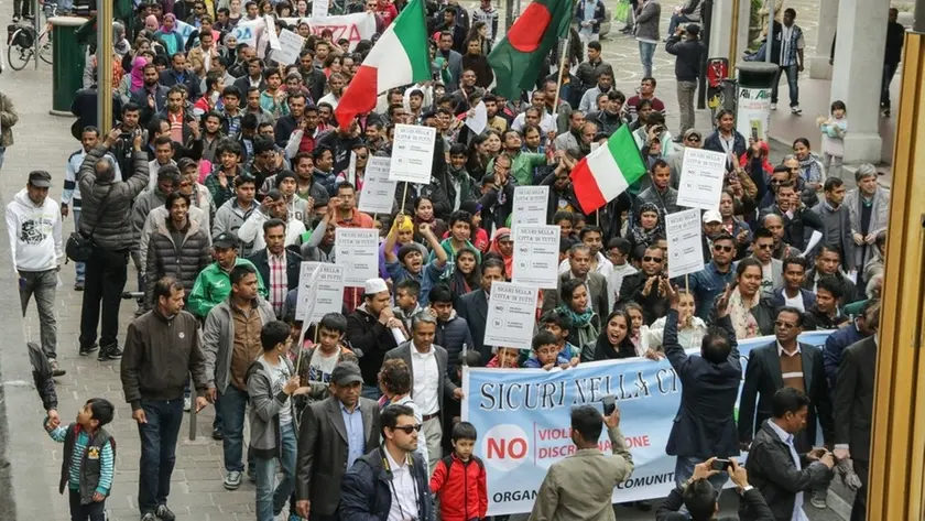 Una grande manifestazione di cittadini bengalese sfila lungo via Piave