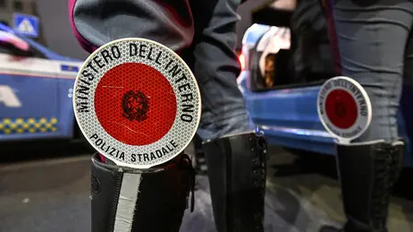 Polizia durante un controllo stradale