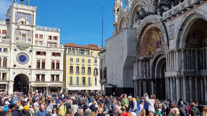 Venezia invasa dai turisti. Sulla regolamentazione degli affitti brevi stop del Consiglio di Stato ai Comuni