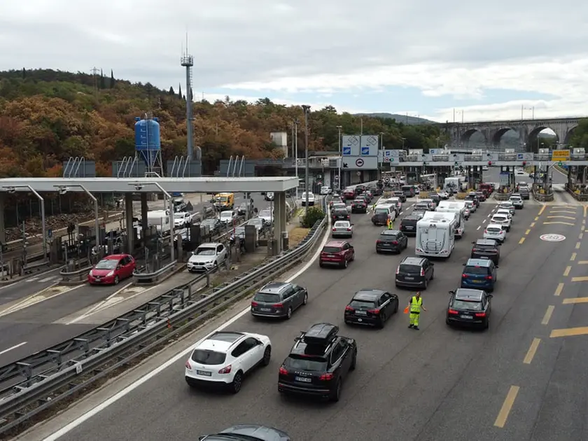 Auto in fila al casello del Lisert in una foto di repertorio