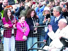 Il Papa tra la folla di fedeli a San Marco