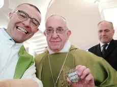 Con la spilla di Apriamo i Porti