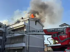 Incendio in un condominio (foto Lorenzo Pòrcile)