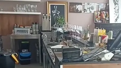 Il bancone dell'Osteria della Gioia dopo il passaggio dei ladri