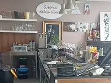 Il bancone dell'Osteria della Gioia dopo il passaggio dei ladri