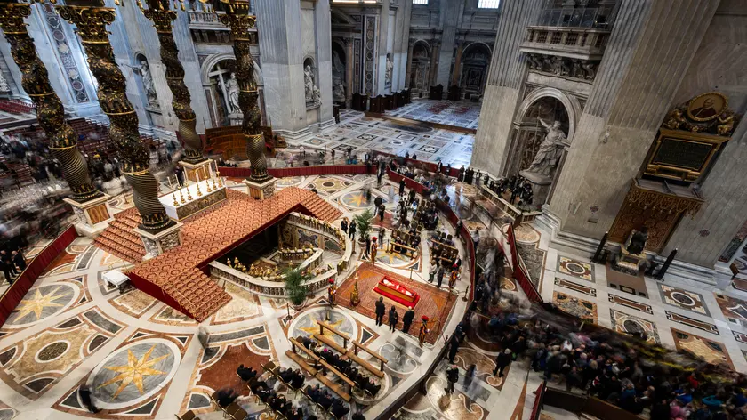 La fila dei fedeli all'interno della Basilica di San Pietro in un'immagine dall'alto