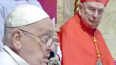 Il cardinale Vérgez Alzaga al fianco del Papa durante la benedizione Urbi et Orbi di domenica scorsa