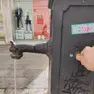 Una fontana in centro storico: in questa il bottone installato dal Comune funziona