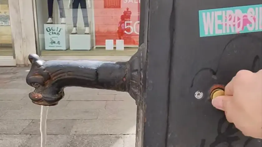 Una fontana in centro storico: in questa il bottone installato dal Comune funziona