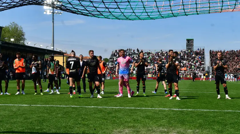 I giocatori del Venezia sotto la curva del Penzo al termine della sfida col Milan (Foto Interpress)
