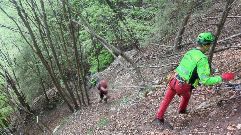 Il recupero da parte del soccorso alpino dei due escursionisti di Noale
