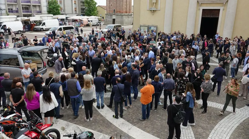 L'ultimo abbraccio a Giuseppe Busatto (foto Lorenzo Pòrcile)