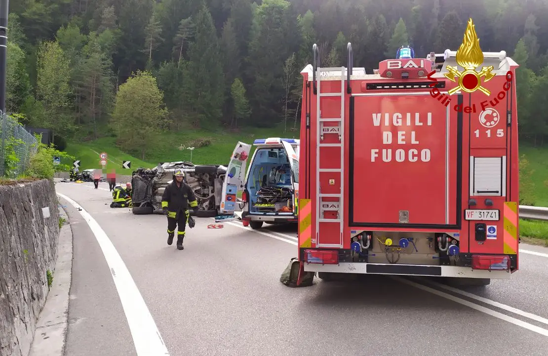 L'incidente a Caralte di Perarolo in cui ha perso la vita un motociclista e cinque persone sono rimaste ferite
