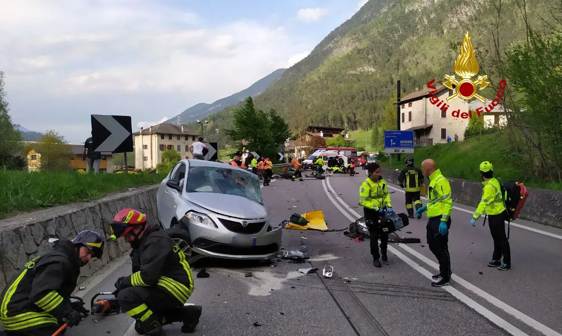 I soccorritori sul luogo dell'incidente a Caralte di Perarolo in cui ha perso la vita un motociclista e cinque persone sono rimaste ferite