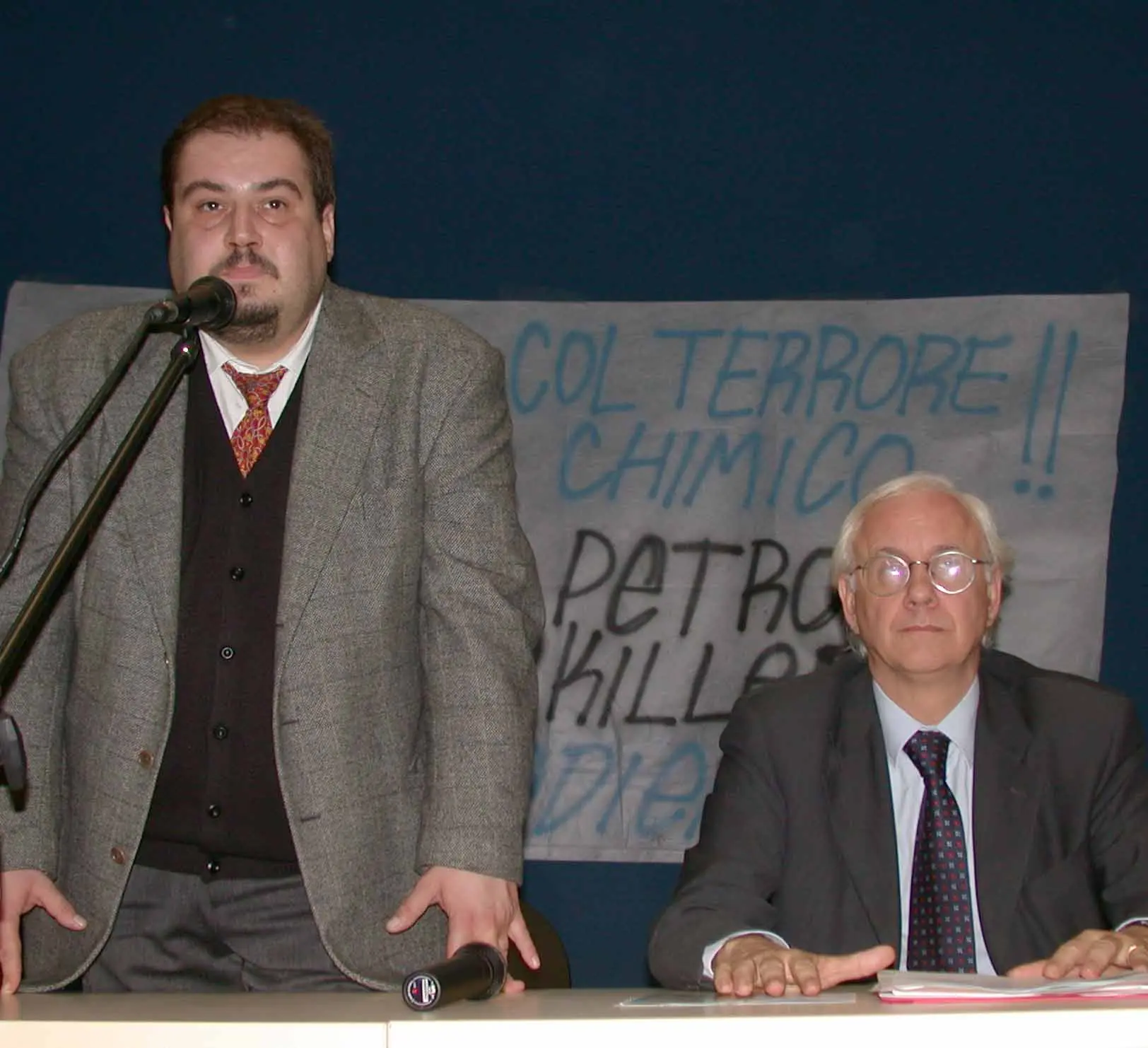 INCONTRO PER L'INAUGURAZIONE DELLA NUOVA MUNICIPALITA' IN FOTO DA SX ROBERTO TURETTA E PAOLO COSTA CON GLI STRISCIONI DI PROTESTA DEI DISOBBEDIENTI PER L'INCENDIO DEL PETRLCHIMICO