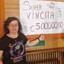 La titolare Paola Davanzo con il cartello che annuncia la maxi vincita