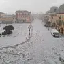 La piazza di Mirano completamente ricoperta dalla grandine (foto Lorenzo Pòrcile)