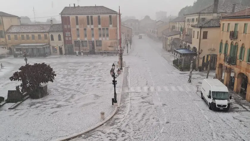 La piazza di Mirano completamente ricoperta dalla grandine (foto Lorenzo Pòrcile)