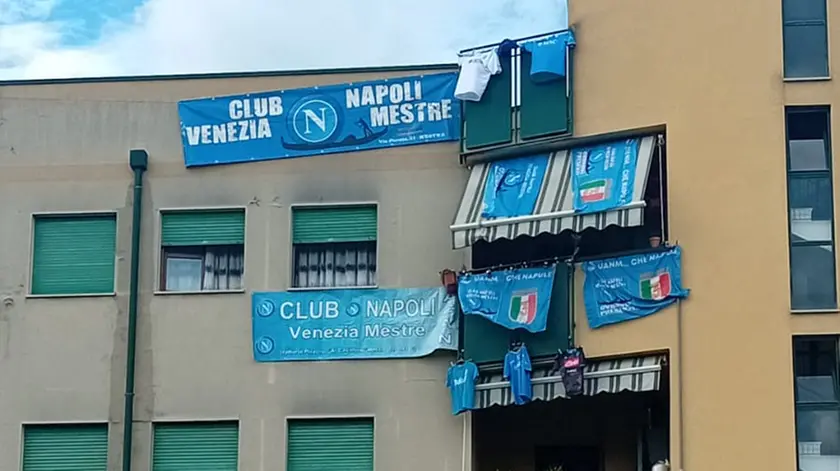 Le bandiere del Napoli che hanno scatenato la lite tra vicini a Mestre