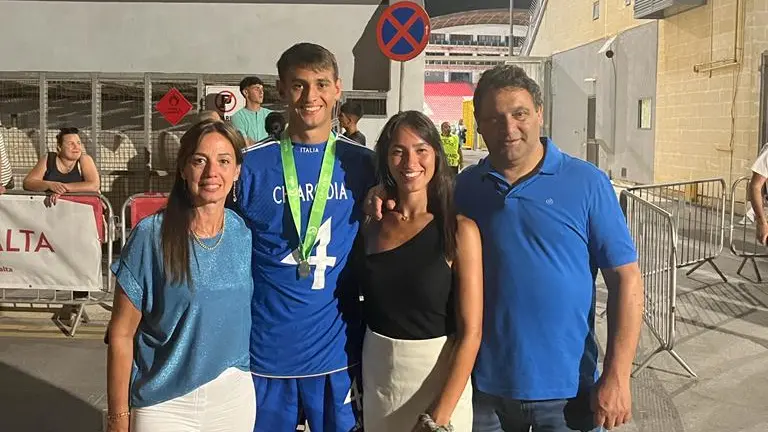Fabio Chiarodio, assieme alla famiglia, dopo il trionfo con gli azzurrini agli Europei Under 19