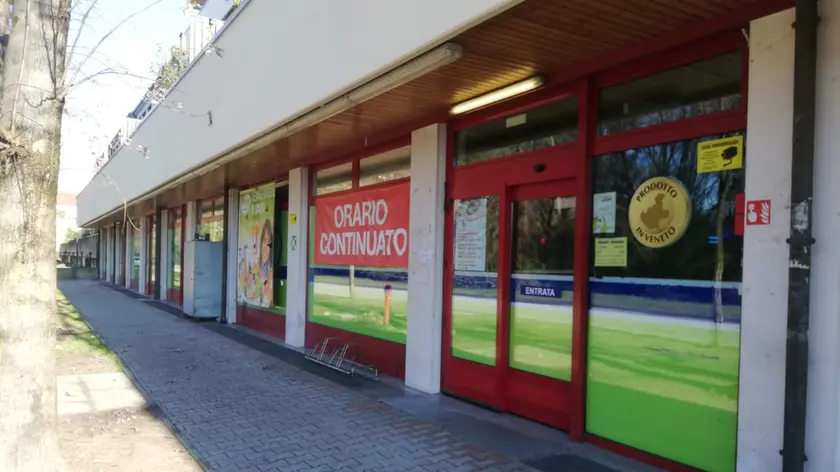 Mirano: l'esterno del supermercato Prix di via Pertini