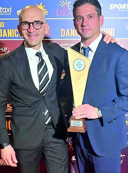Il diesse Filippo Antonelli, a destra, con il premio Franco Janich