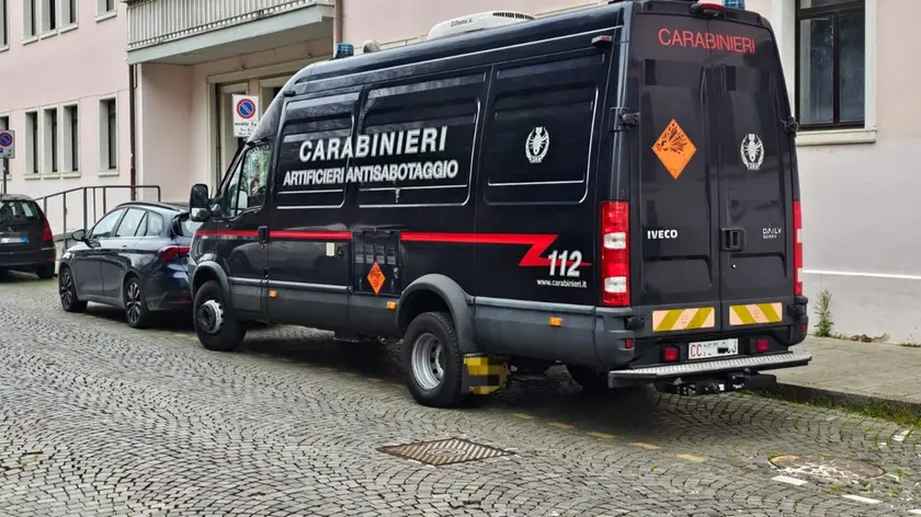 Artificieri impegnati in un disinnesco