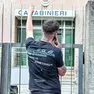 Un amico di Lorenzo Cristea fuori dalla caserma dei carabinieri di Castelfranco