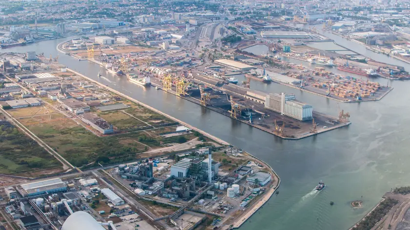 Una visione dall'alto del porto commerciale di Venezia