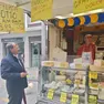 Il sindaco Brugnaro tra gli ambulanti del mercato di Mestre