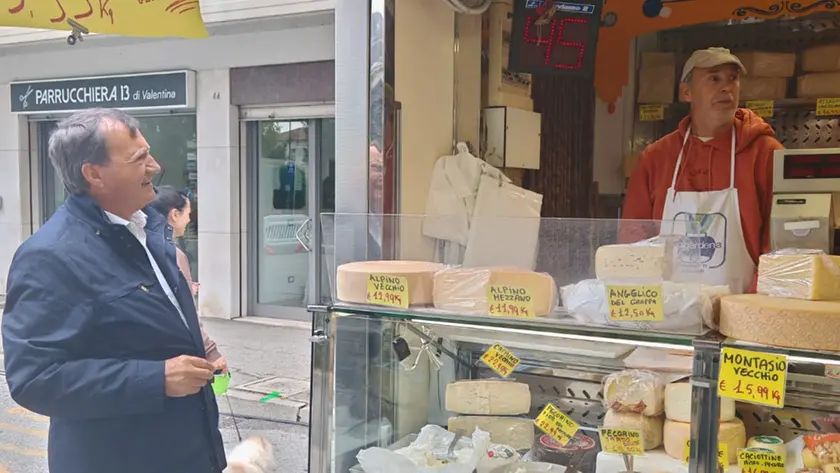 Il sindaco Brugnaro tra gli ambulanti del mercato di Mestre