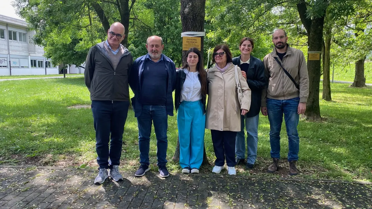 Figli e nipoti dell’ing. Taliercio davanti all’albero intitolato al direttore del Petrolchimico (Foto liceo Stefanini)