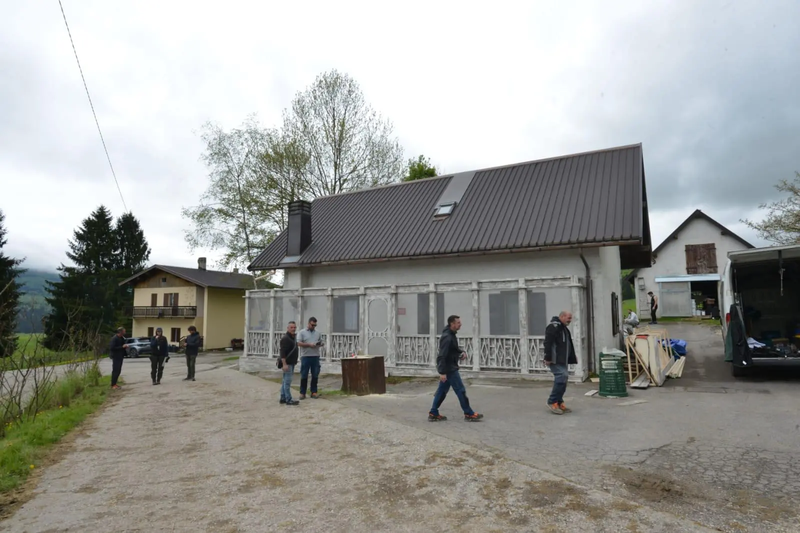 Tecnici in sopralluogo in una delle location del film