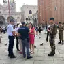 Turiste multate in piazza a San Marco dopo aver dato da mangiare ai colombi