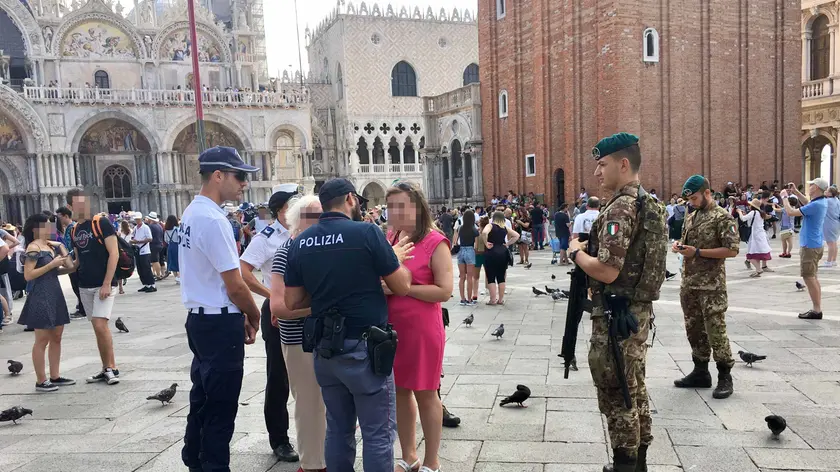 Turiste multate in piazza a San Marco dopo aver dato da mangiare ai colombi
