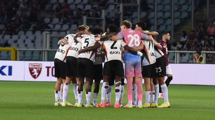 I giocatori del Venezia riuniti in cerchio prima dell'ultima sfida col Torino (Foto Editoriale Report)