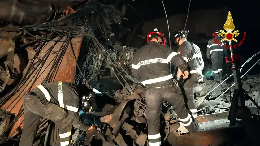 L'intervento dei soccorritori subito dopo l'esplosione alla centrale sul lago di Suviana