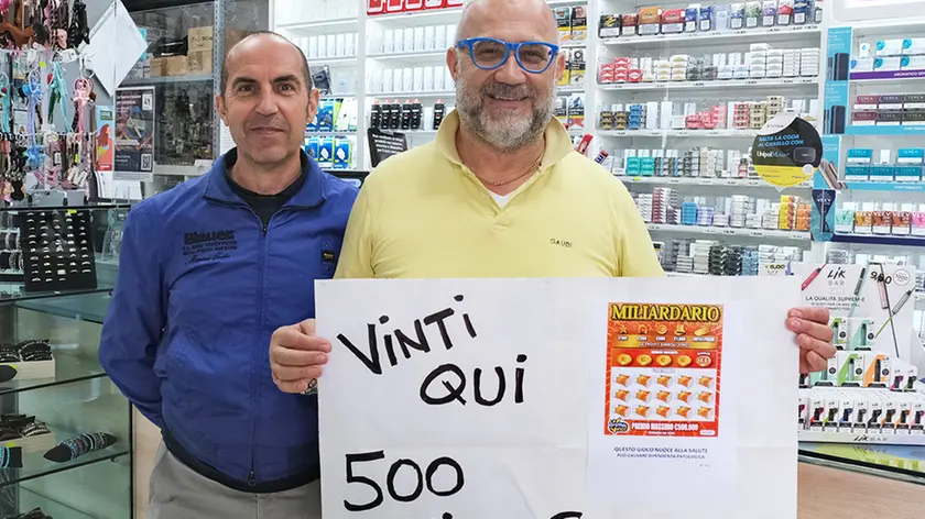 I dipendenti della tabaccheria del centro Alì-Aliper con il biglietto vincente (foto Piran)