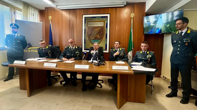 La conferenza stampa dei finanzieri sulla maxitruffa al Pnrr con l'intelliganeza artificiale